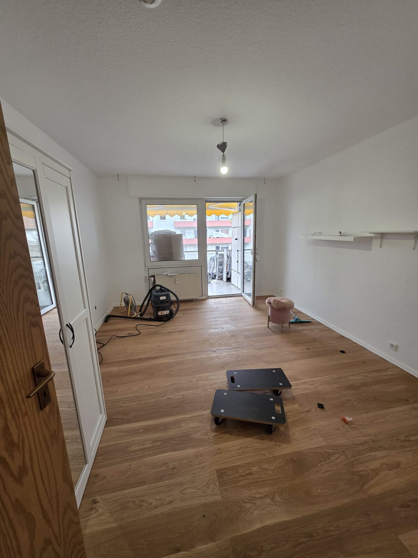 Renovierter Innenraum mit Bodenfläche