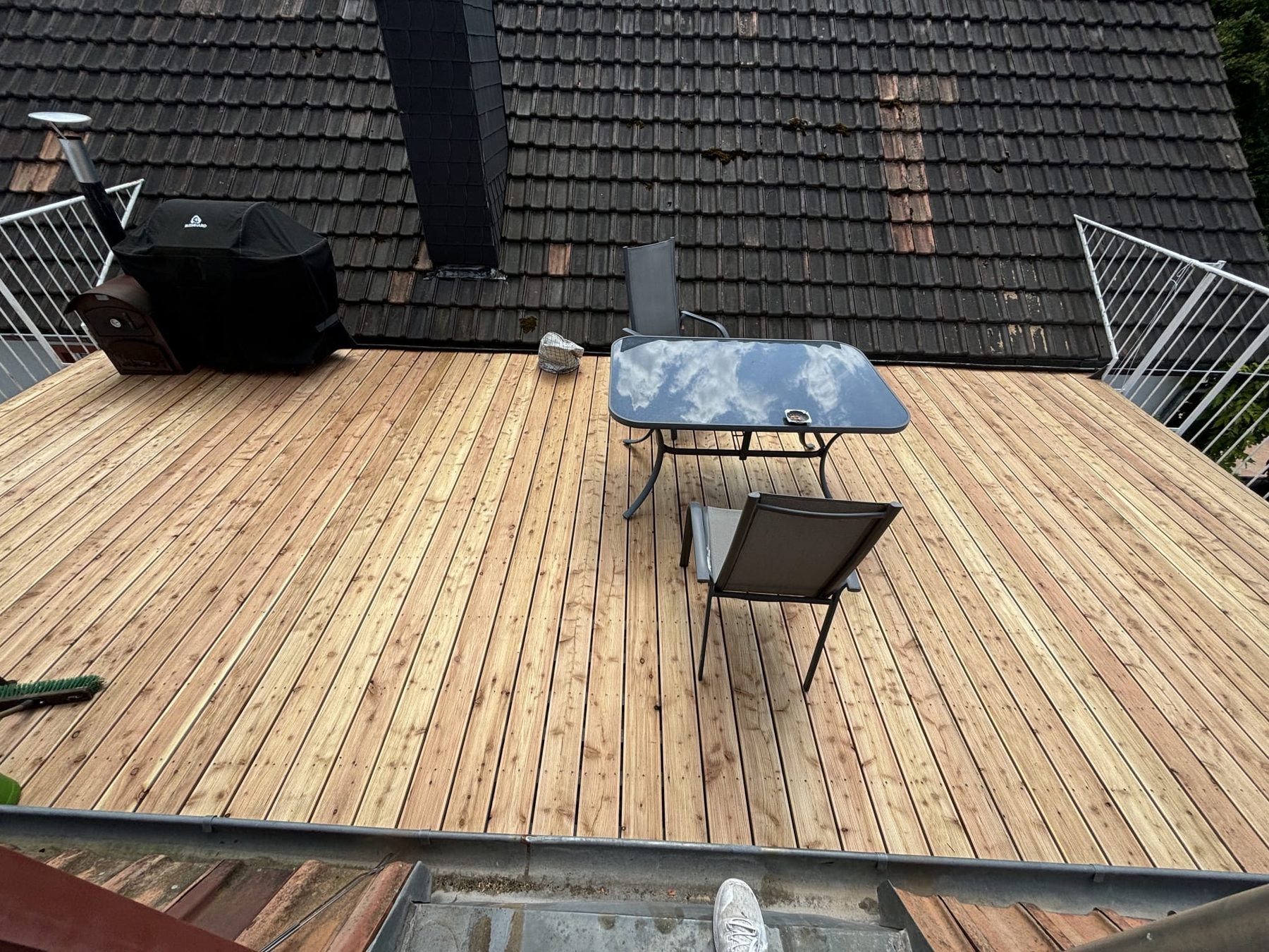 Außenbereich mit erneuertem Holzbelag